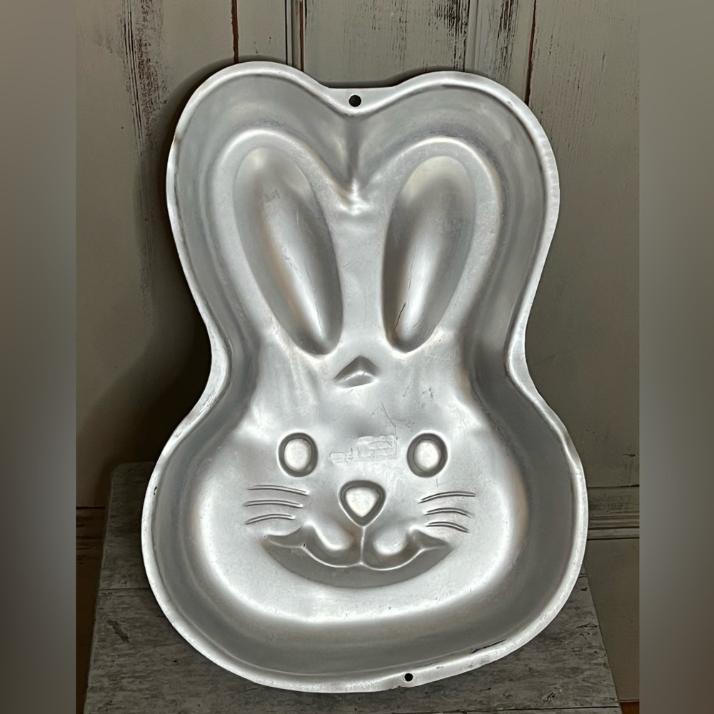 Vintage Y2K Wilton Easter Bunny cake pan 2003 #2105-2074